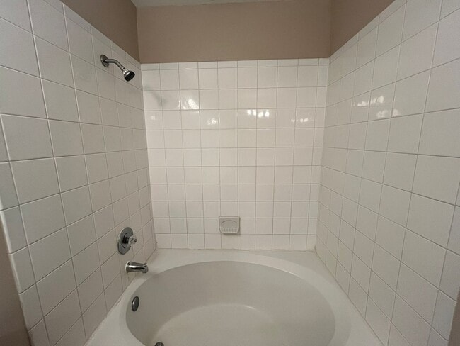 Building Photo - For Lease | 3 Bed, 2 Bath | 1,797 Sq Ft | ...