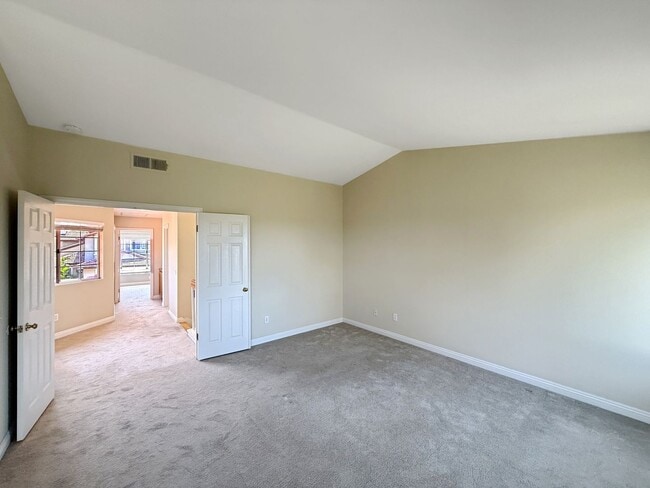 Building Photo - Beautiful 3B/2.5BA Home in Sorrento Valley...
