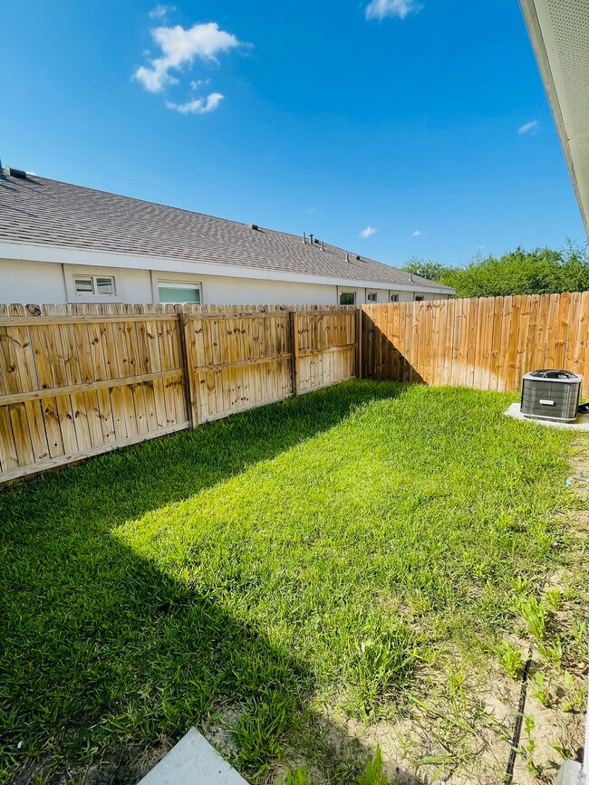 Building Photo - 3913 Bella Costa Dr