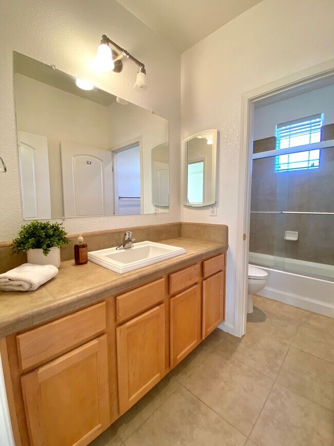 Building Photo - Spacious 4 Bedroom Home in Sparks Near Wingfield