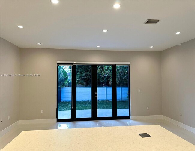 Building Photo - 824 SW 74th Ct