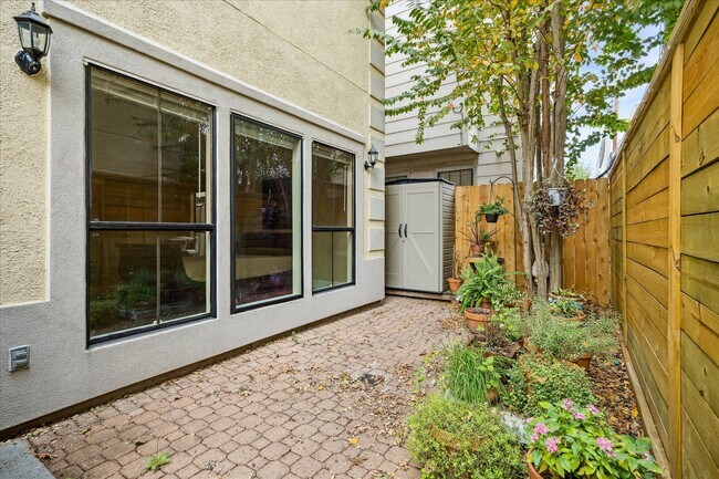 Building Photo - 3515 Yupon St