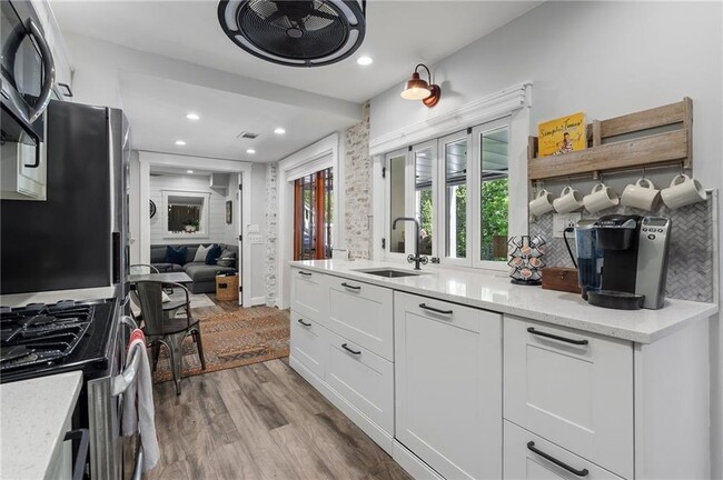 Building Photo - 663 Yorkshire Rd NE