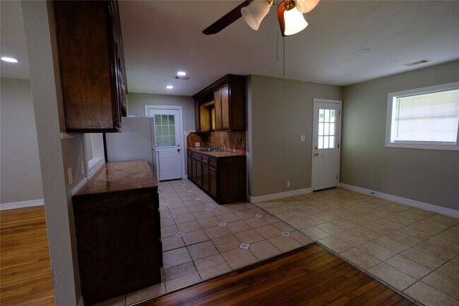 Building Photo - 6718 Midfield Dr