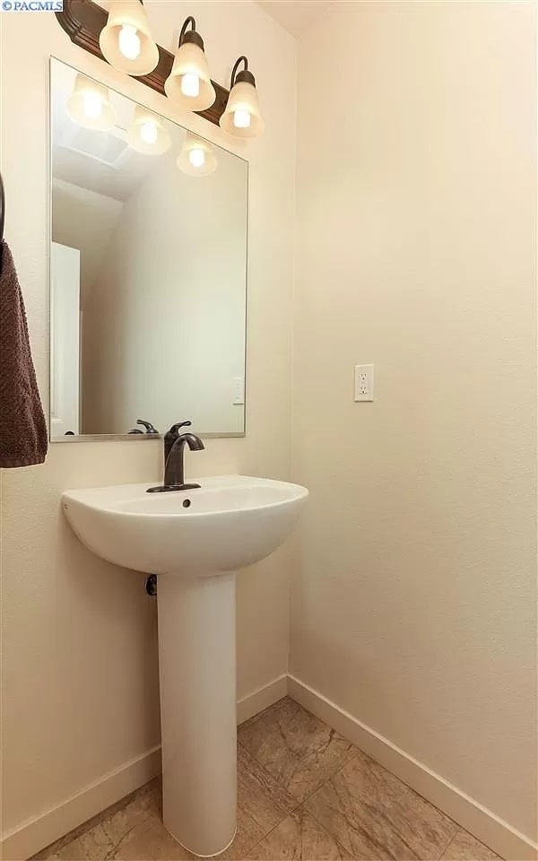 Building Photo - 2736 S Dennis Pl