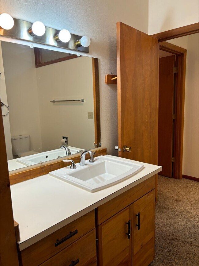 Building Photo - Available NOW Home in the Hills 3 Bed/1.25...