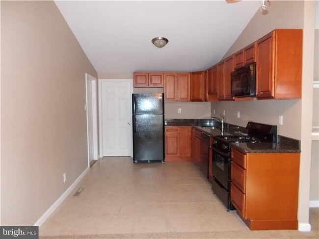 Building Photo - 660 Windsor Ave