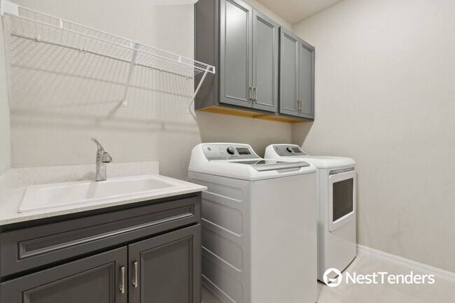 Building Photo - Stunning Northside Home!