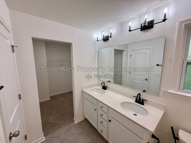 Building Photo - 1516 Addison Lk St