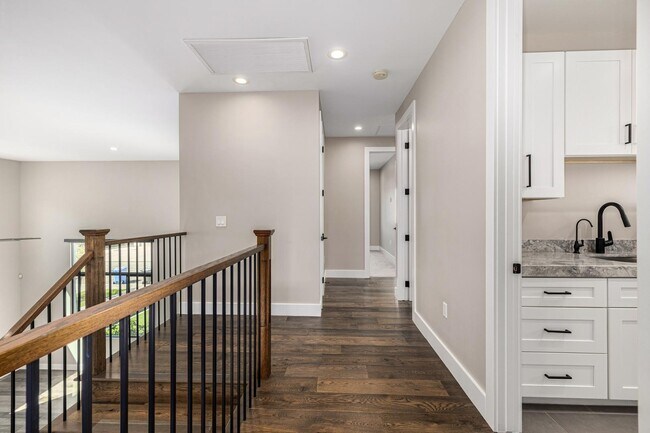 Building Photo - 3821 E Devonshire Ave