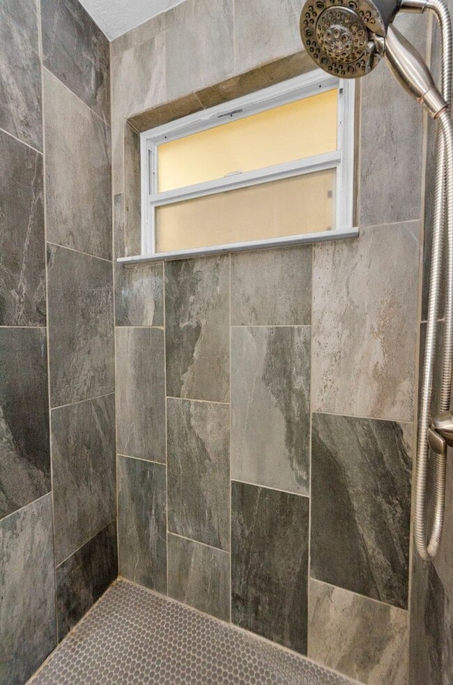 Building Photo - Charming 3 bedroom 2 bath in North Clearwa...
