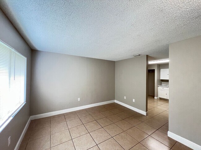 Building Photo - Beautifully Renovated 2 Bedroom, 1 Bathroom Home in Prime Ocala Location! Lawn Care Included!