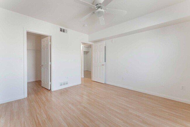 Building Photo - Modern 1-Bedroom Oasis: Prime Location!