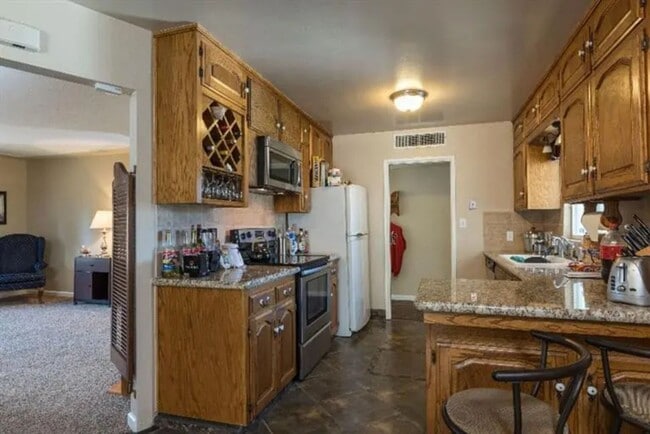 Building Photo - 4014 E Fedora Ave