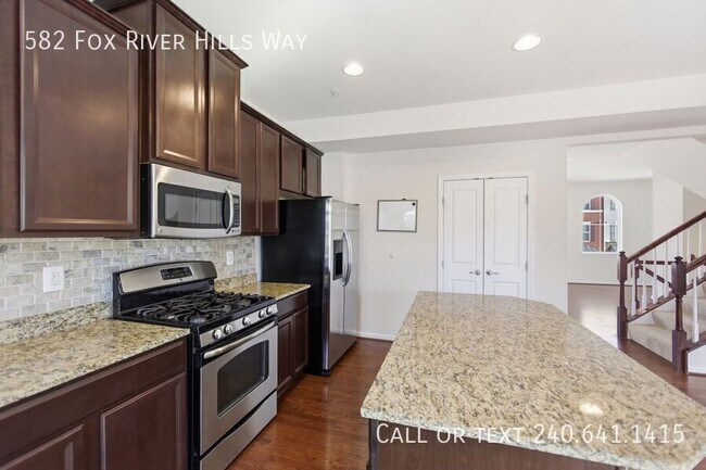 Building Photo - 582 Fox River Hills Way