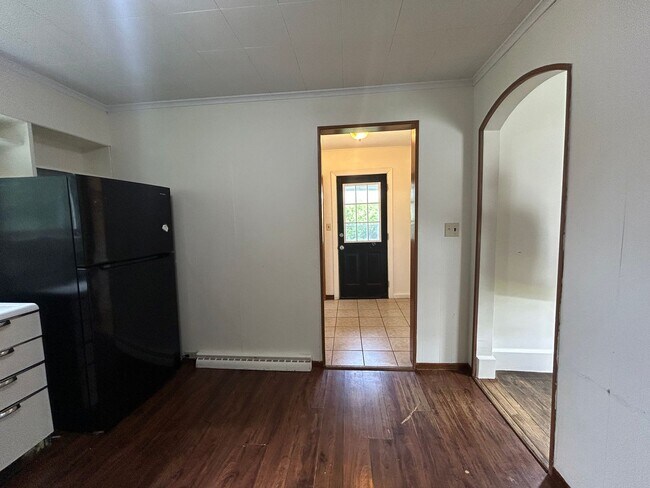 Building Photo - Single Family Home with Spacious Back Yard