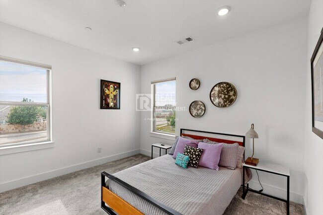 Building Photo - 1077 Maverick Dr