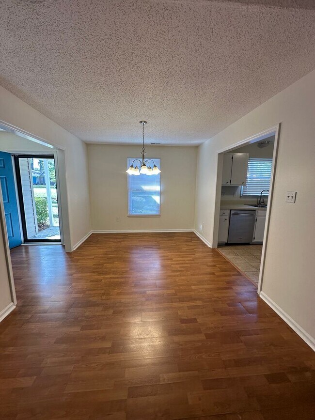 Building Photo - 3 Bed / 2 Bath Home – $1,675/mo | 1,188 Sq...