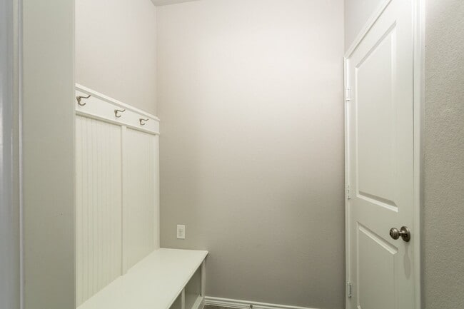 Building Photo - Comfort Meets Style – 3BR/2BA Home in Manor!