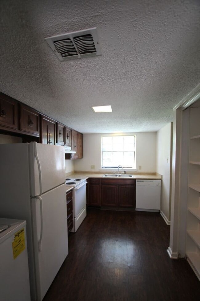 Building Photo - Available Now! 3 bedroom 2.5 bath townhome...