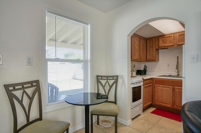 Building Photo - 502 W Roma Ave