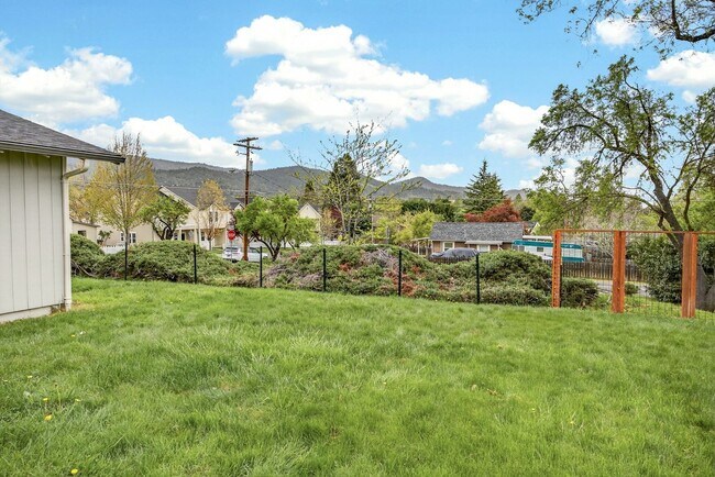 Building Photo - Unfurnished Light-Filled, Beautifully Updated 3-Bedroom Home in Jacksonville