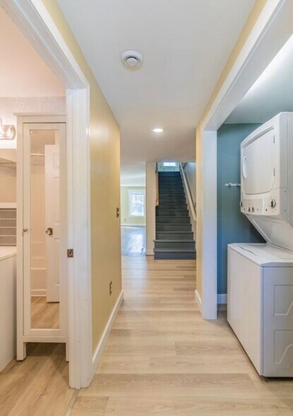 Entrance & Washer/Dryer - 449 High St