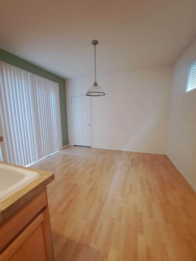 Building Photo - 3 BEDROOM - AC - move in ready Hillsboro