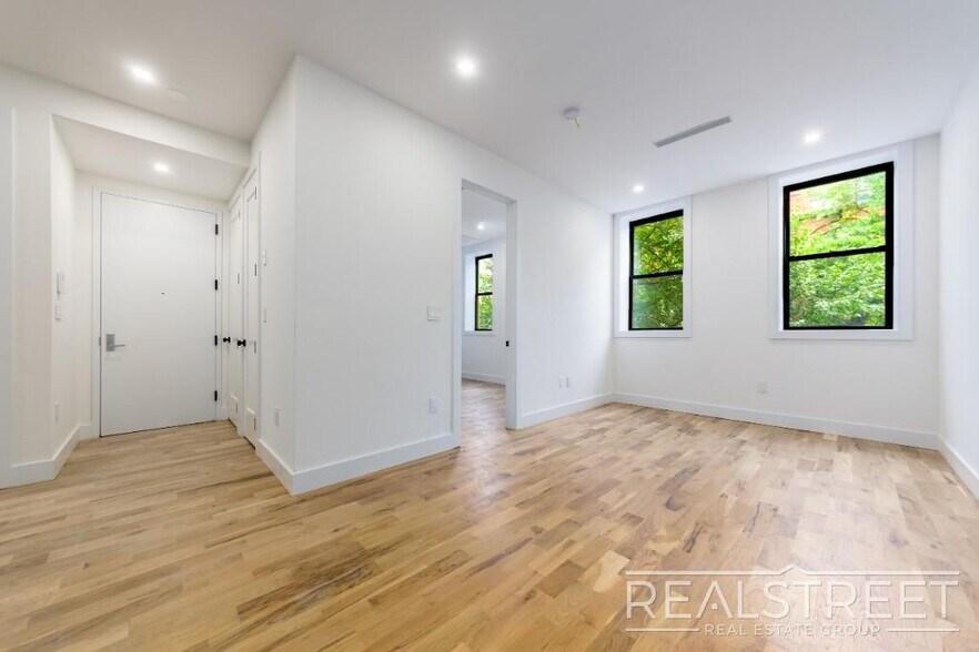 Building Photo - Brand New 5 bed 5 Bath Duplex with 2 Roof ...