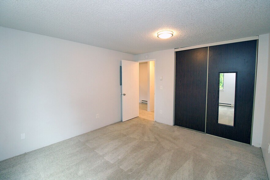 Building Photo - 5704 SW Beaverton Hillsdale Hwy
