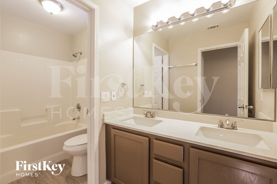 Building Photo - 8227 Shallow River Ct