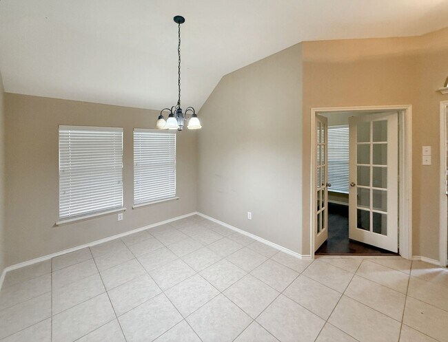 Building Photo - Beautiful, spacious 3B/2B home near the lake