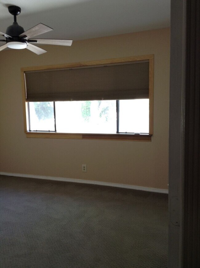 Building Photo - Stunning Townhouse on Mission Boulevard of Fremont