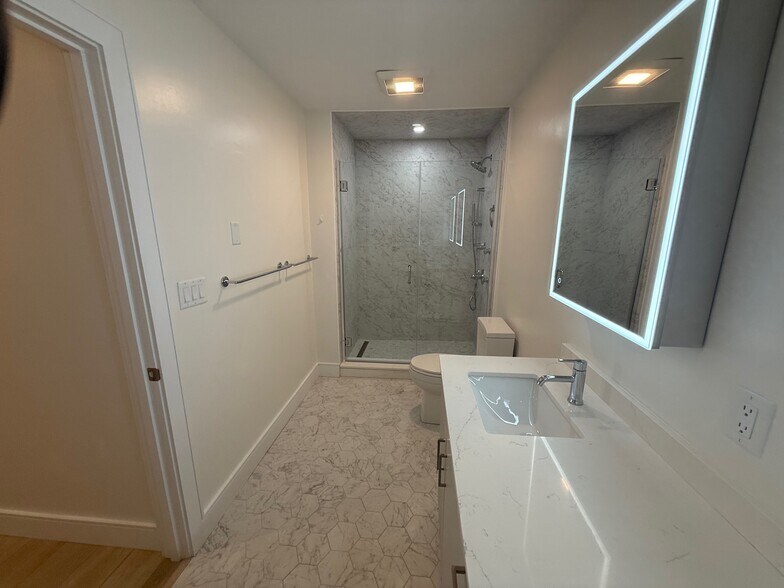 Building Photo - 1948 Washington St