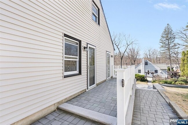 Building Photo - 83 Chestnut Hill Dr W