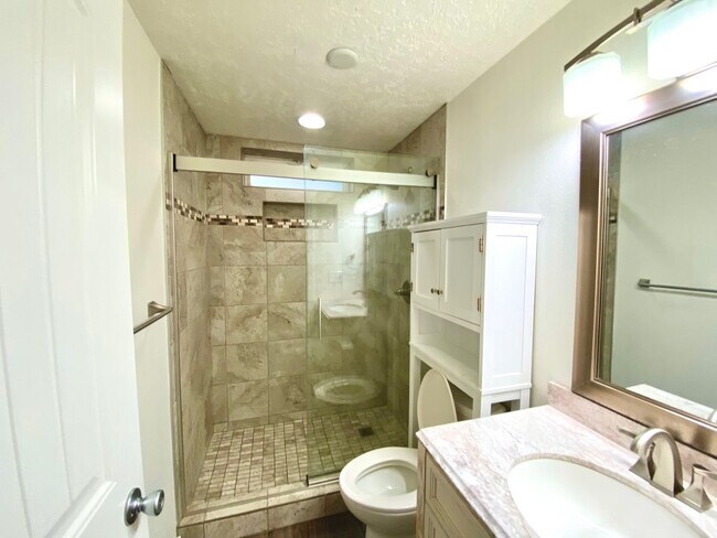 Building Photo - 4 Bedroom 2 Bath Home Boise North End