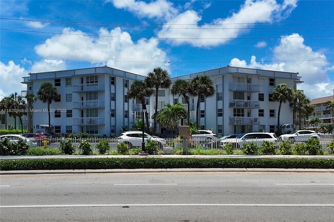 Building Photo - 1913 S Ocean Dr