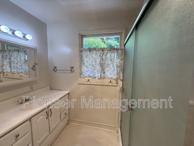 Building Photo - 375 Cherry Dr