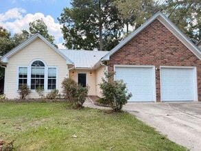 Building Photo - 3 Bedroom Home off Otranto!