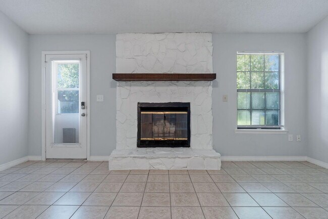 Building Photo - 502 Krest Dr