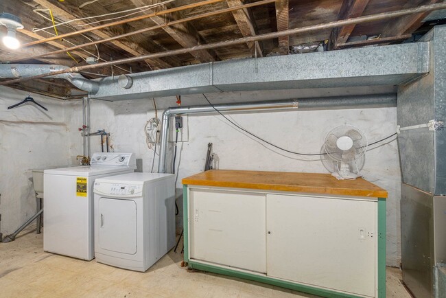 Building Photo - 802 LeCount St