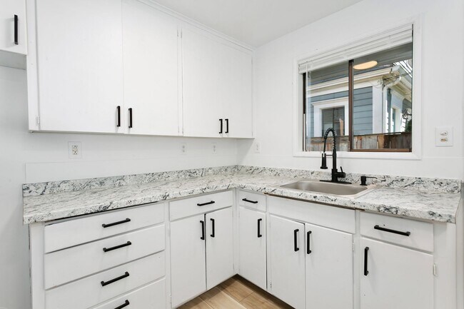 Building Photo - 610 S Sheridan Ave