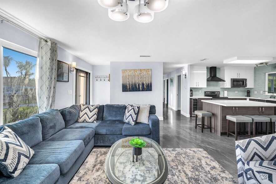 Building Photo - 4400 SW 37th Ave