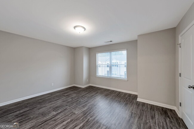 Building Photo - 320 Ashigan St