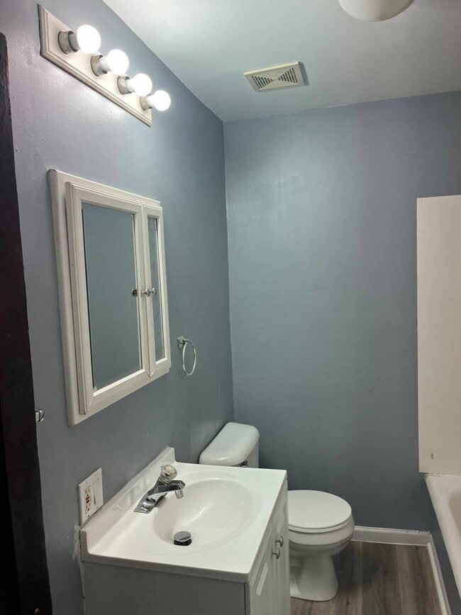 Building Photo - "Charming 2-Bed/ 1 bath 2nd Floor Retreat on Pennsylvania Avenue – with wood floors and a usable ...