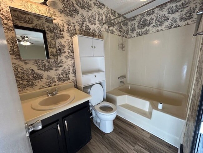 Building Photo - 3-bedroom home located in the charming Lak...