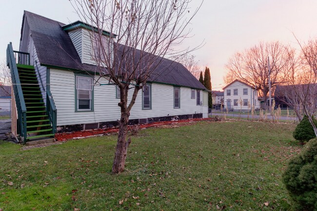 Building Photo - 209 Tioga St