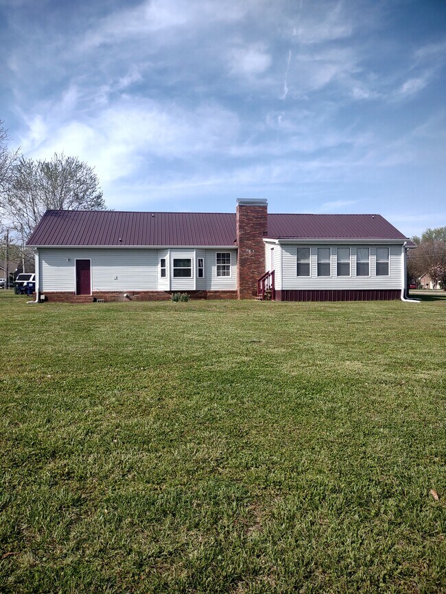 Large back yard with complete view from Sunroom & Kitchen - 120 Arrow Lands Trl