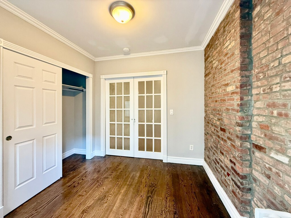 Building Photo - 382 E 10th St