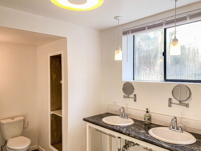 Building Photo - Spacious 4 bedroom house on a quiet North Ballard/Crown Hill  location